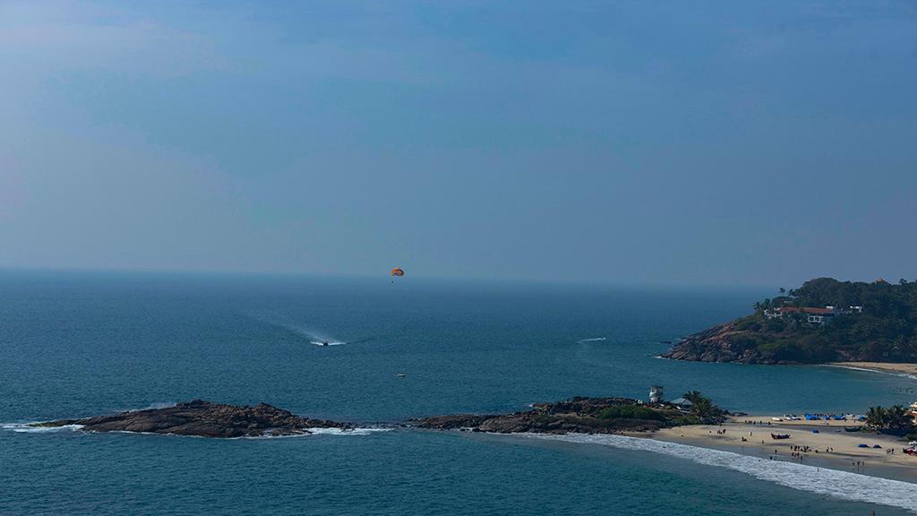 Kovalam Beach – Parasailing