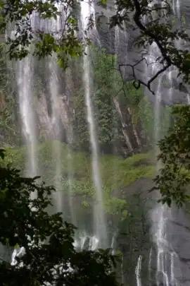 Keezharkuthu Waterfalls